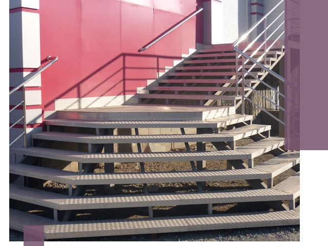 Лестницы для магазина в Амурске — изготовление и монтаж