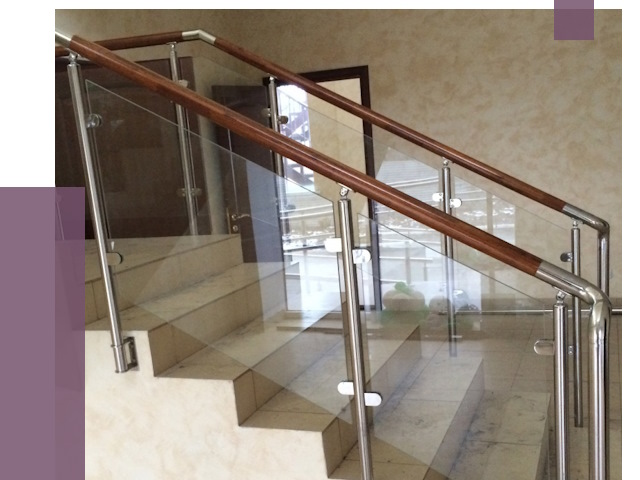 Комбинированные перила из металла и дерева в Амурске