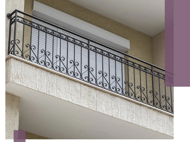 Балконные ограждения из металла и стекла в Амурске для домов