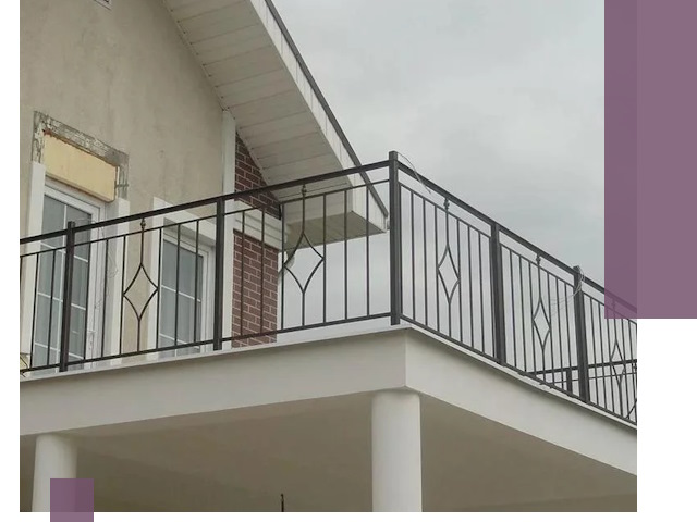 Изготовление балконных ограждений в Амурске из металла и стекла