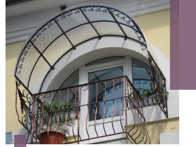 Козырьки над балконом в Амурске — изготовление и монтаж